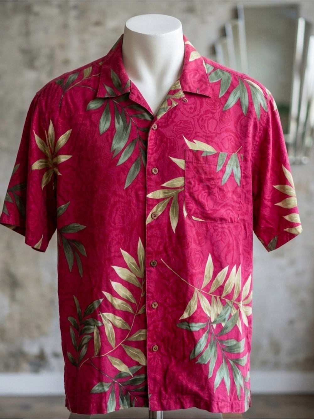 Havana Jacks Short-Sleeve Hawaiian Shirt in Deep Pink with Leaf Print